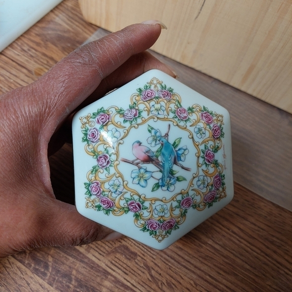 Vintage 1992 Heritage House Limited Edition Porcelain Music Box - Picture 4 of 9